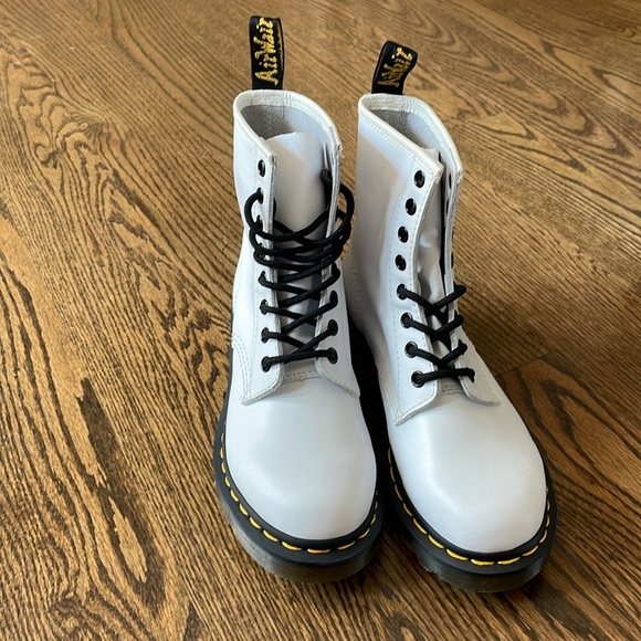 DR MARTEN BOOT - Picture 3 of 5